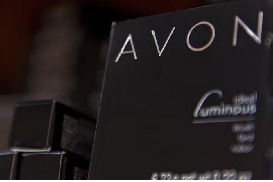 Avon se declaró en quiebra por demandas y señalamientos por sus talcos que podrían provocar daños a la salud. (Foto: Bloomberglinea)