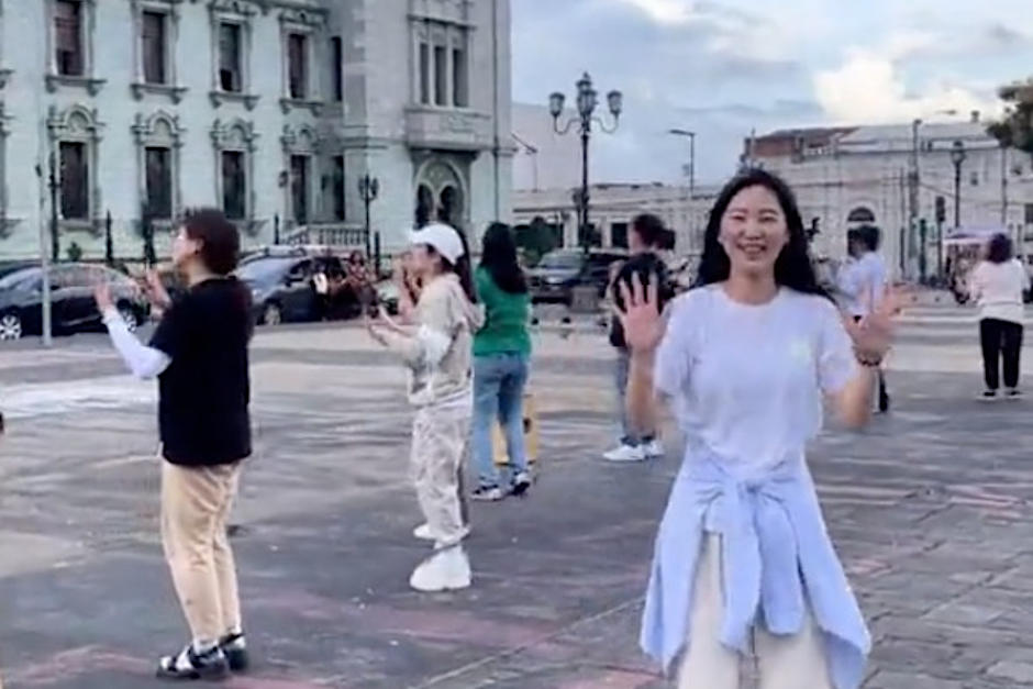 La coreografía llamó la atención de los transeúntes. (Foto: Tik Tok)