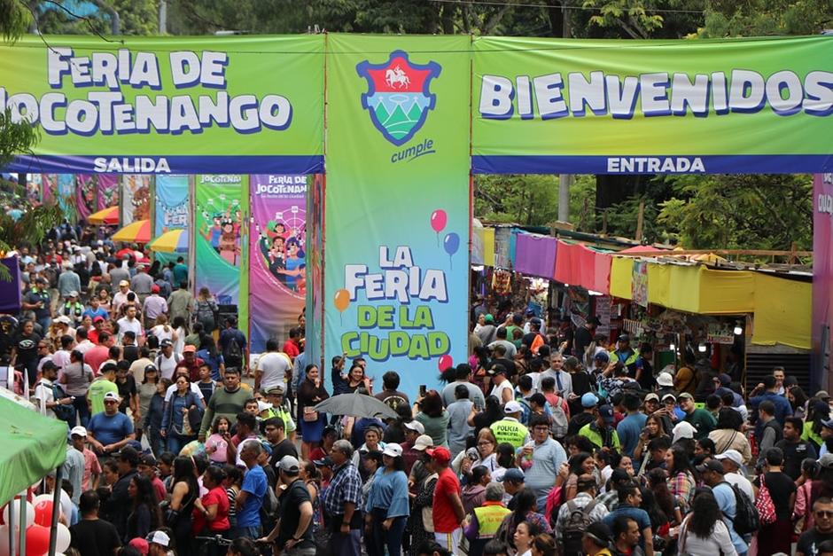 La Feria de Jocotenango luce con alta afluencia de visitantes este jueves. (Foto: Muniguate)