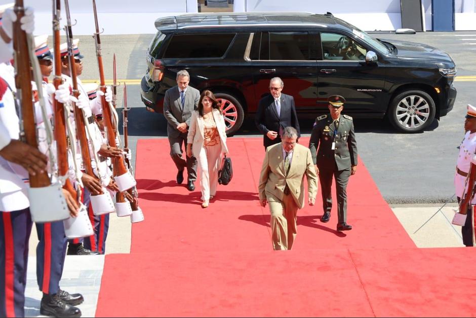 El presidente Bernardo Arévalo, acompañado de la delegación guatemalteca, arriban al Palacio Nacional de República Dominicana. (Foto: Ejecutivo)