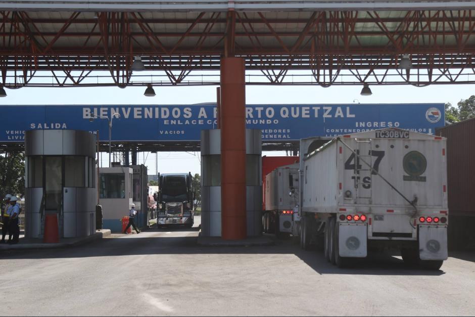 Dos trabajadores de la Portuaria Quetzal fueron sorprendidos cuando se robaban celulares de un contenedor. (Foto: Soy502/archivo