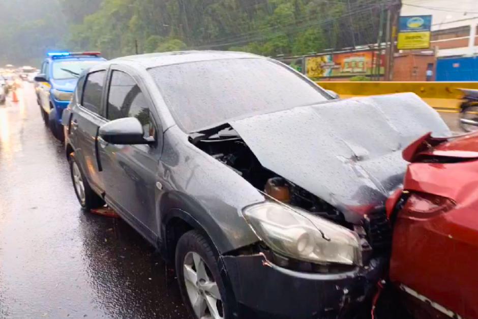 Captan el momento en que un conductor provoca una colisión múltiple al final de la bajada de Villalobos. (Foto: PMT de Villa Nueva)