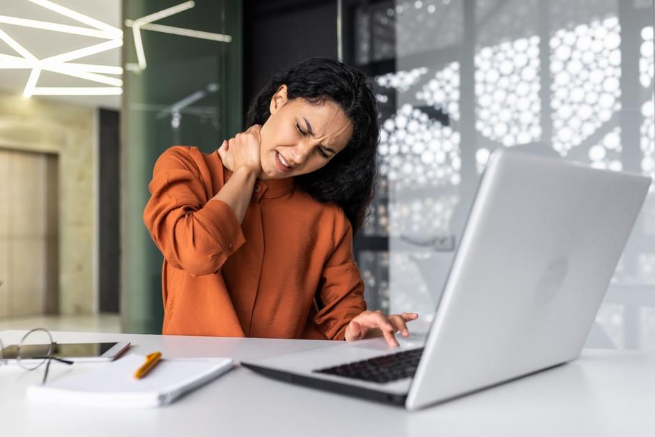 Una buena postura no solo mejora tu apariencia, sino que es crucial para tu salud a largo plazo.&nbsp;(Foto: Shutterstock)