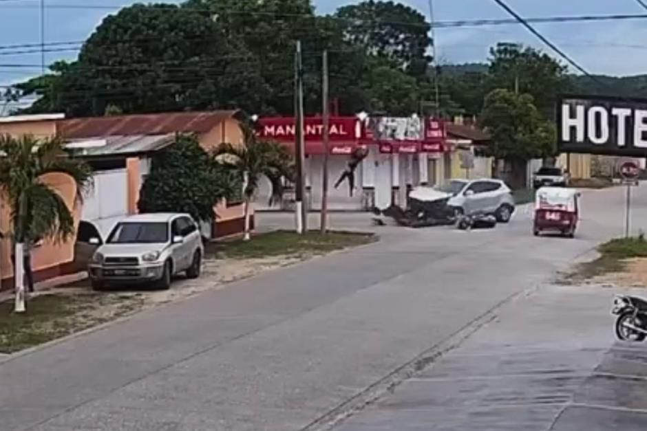 Captan el momento en que un conductor no respetó el alto y provocó un accidente de tránsito en una intersección. (Foto: Captura de video)