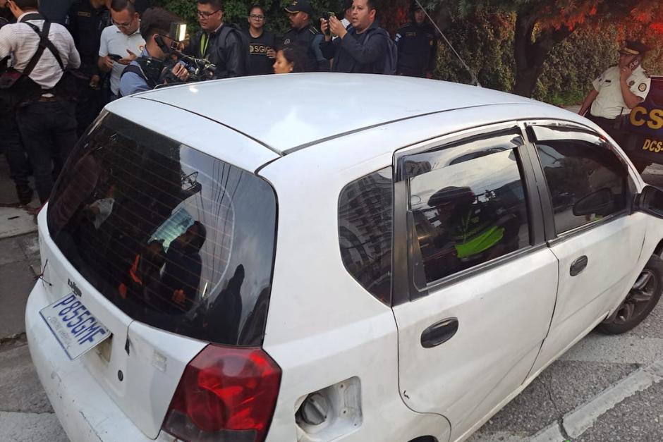 Una persona murió y seis más resultaron heridas en una balacera ocurrida dentro de un restaurante en zona 10, en ese lugar encontraron armas, dinero y ropa. (Foto: PNC)