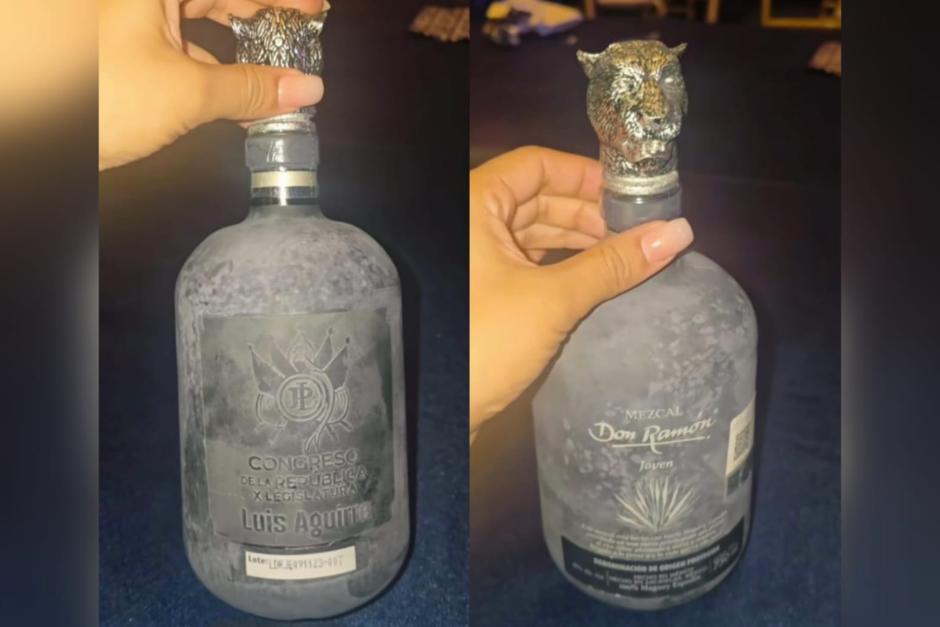 Esta es una de las botellas de mezcal que repartió el diputado Luis Aguirre entre sus compañeros del Congreso. (Foto: Cortesía)