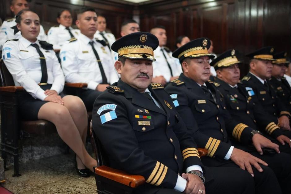 La cúpula y el personal de la PNC celebraron el pasado martes 26 de noviembre la aprobación de la nueva ley de esa entidad. (Foto: Mingob)