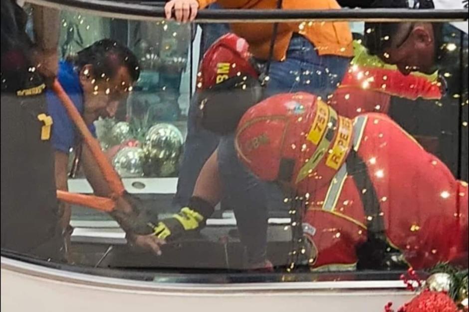 Bomberos Municipales atendieron la emergencia que se suscitó el pasado domingo en un centro comercial de Mixco. (Foto: RR.SS.)