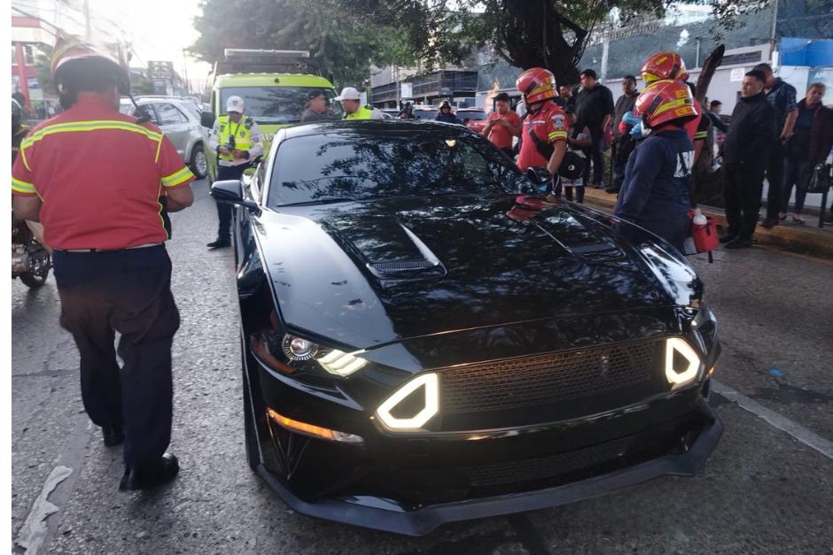 La víctima del ataque armado se conducía en un Ford Mustang, considerado un auto deportivo de lujo. (Foto: Bomberos Municipales)