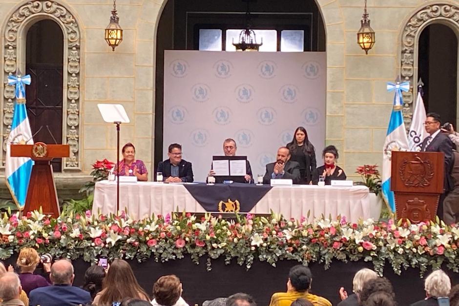 El presidente Bernardo Arévalo abraza a la familia de Alaíde Foppa durante el acto de disculpa pública y reconocimiento a su trayectoria. (Foto: Jéssica Osorio/Soy502)