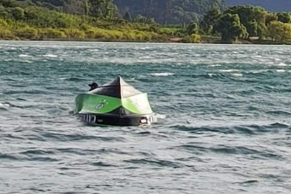 Un accidente se produjo este martes, debido al incremento del oleaje en el lago de Atitlán. (Foto: RR.SS.)