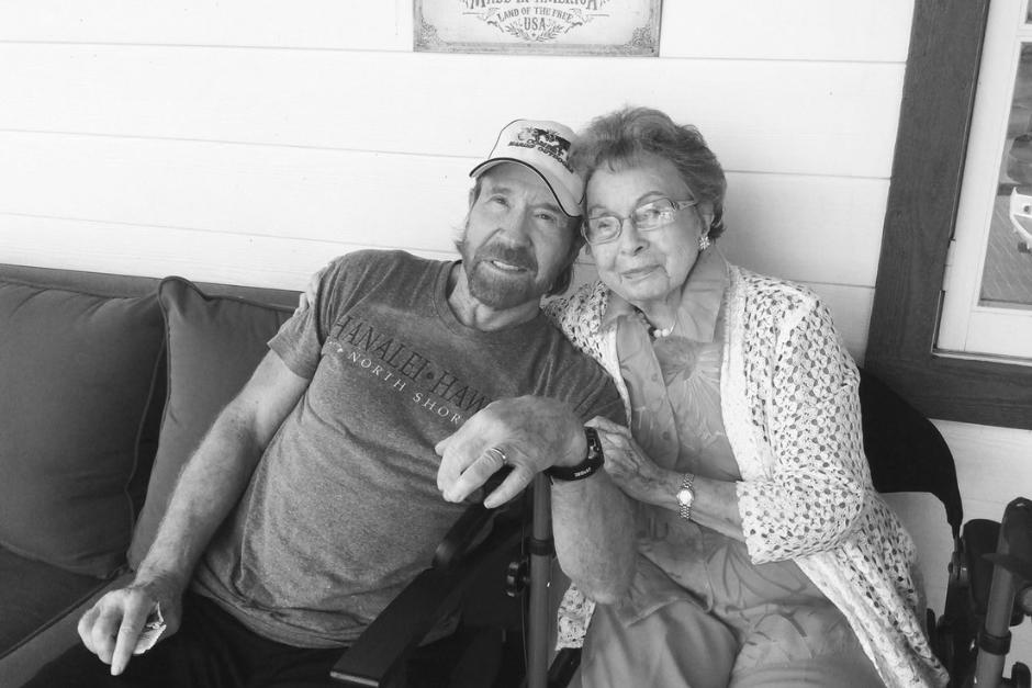 "Al crecer su risa llenó nuestro hogar de alegría", se confirma la muerte de la madre de Chuck Norris a los 103 años de edad. (Foto: Facebook)