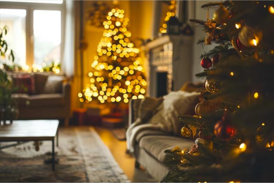 En esta época de navidad el gasto de energía puede aumentar por la decoración navideña que implementas en tu hogar. (Foto: Freepik)