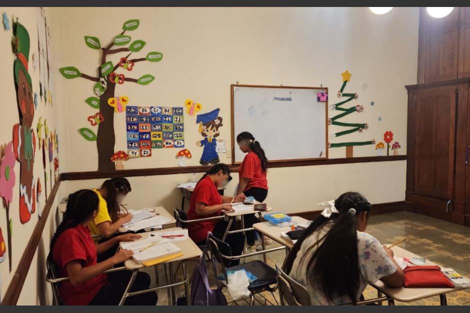 Las adolescentes de la Residencia Tejiendo Sueños durante sus clases. (Foto: Dulce Rivera/Soy502)