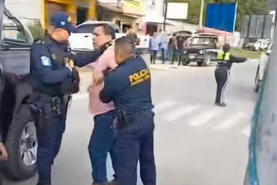 Después de protagonizar un accidente de tránsito, un alcalde forcejó durante varios minutos con elementos de la PNC, para evitar ser conducido a un juzgado. (Foto: captura de pantalla)