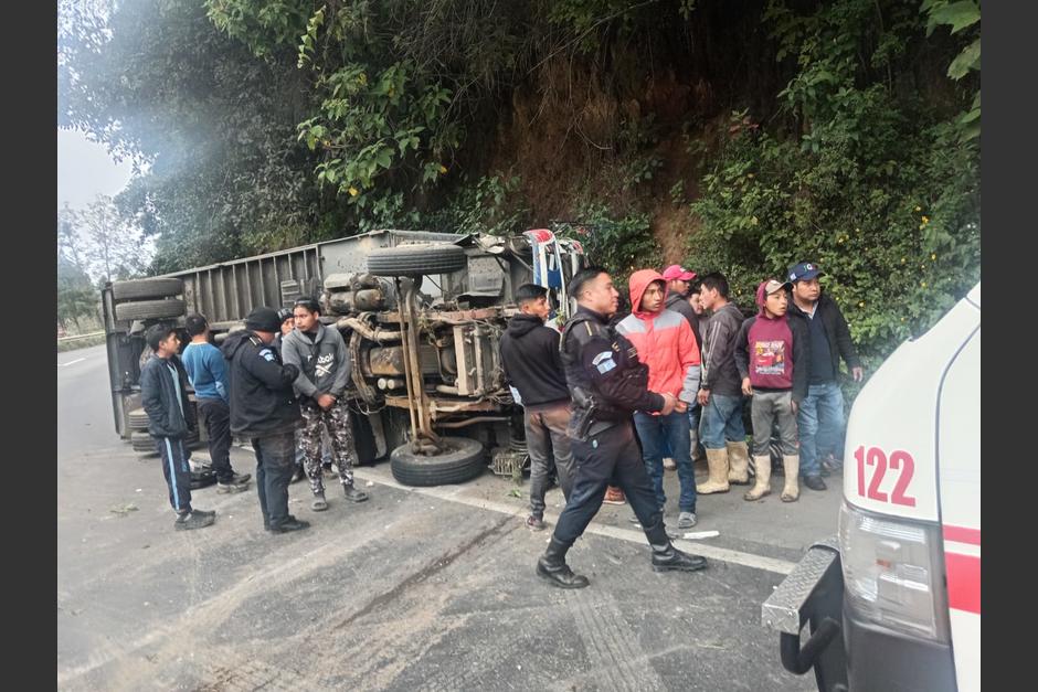 Un camión se accidentó en la ruta Interamericana. (Foto: Bomberos Voluntarios)