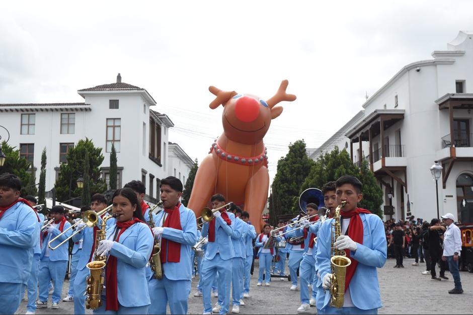 Se desarrolla desfile navideño de globos gigantes en Cayalá. (Foto: Fredy Hernández/Soy502)