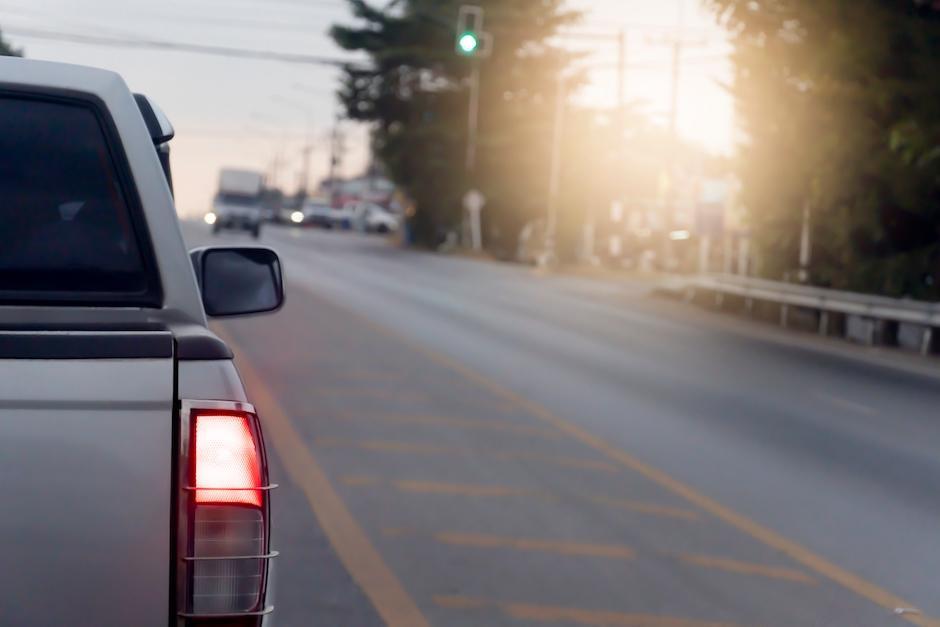 El arriesgado viaje de un hombre en la portezuela de un picop en la ruta al Pacífico. (Foto ilustrativa: Shutterstock)