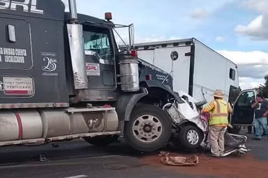 Captan en video el momento en que un tráiler sin frenos colisiona con un vehículo liviano en México. (Foto: redes sociales)