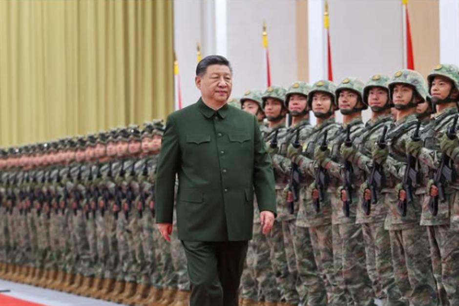 El presidente chino Xi Jinping durante una revisión a las tropas este 20 de diciembre. (Foto: AFP/Soy502)