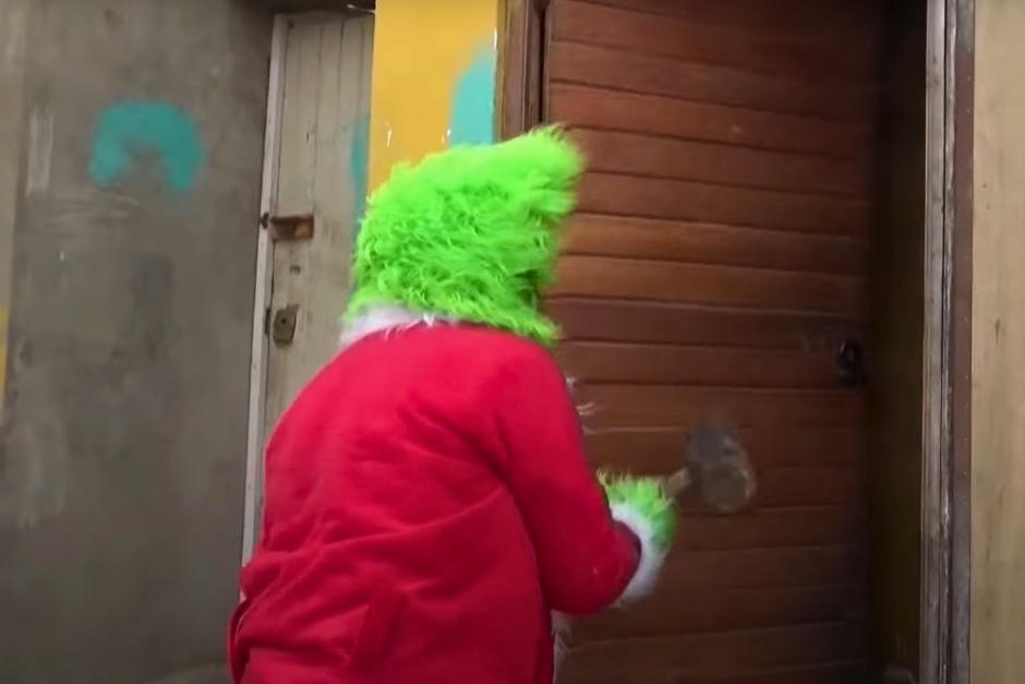 El agente policial se disfrazó para llegar hasta la vivienda de la banda que se vio sorprendida por el Grinch. (Captura Video)