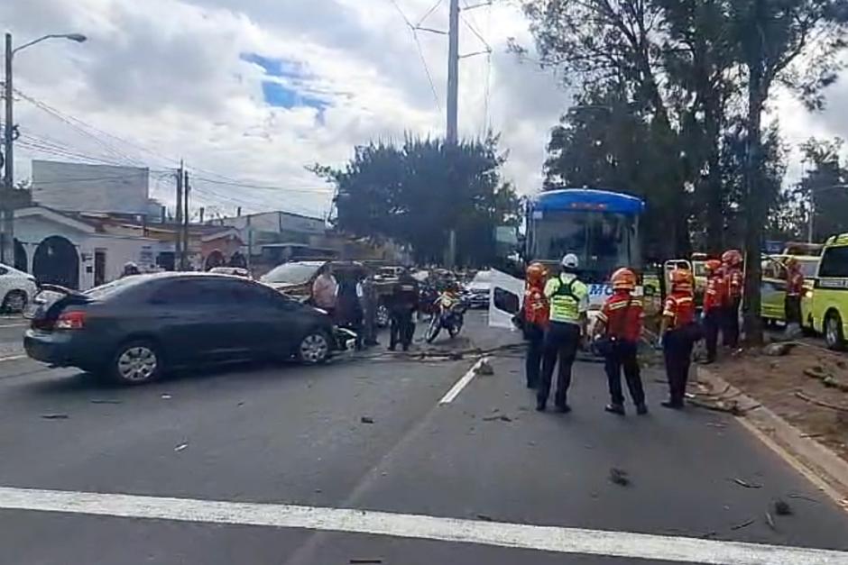 Un accidente de tránsito complica el paso por el Anillo Periférico, la tarde de este 24 de diciembre. (Foto: Bomberos Municipales)