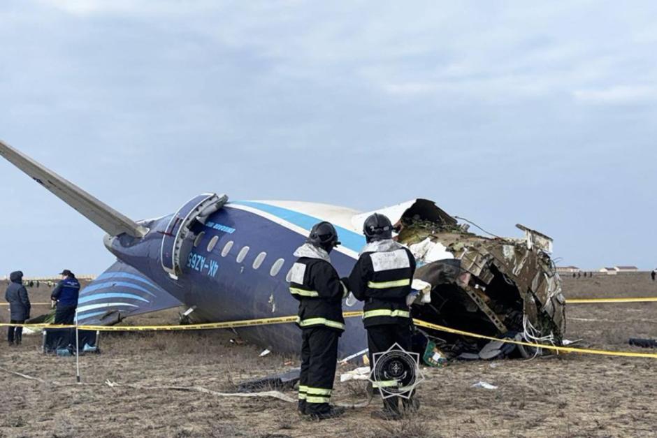 Especialistas en emergencias trabajan en el lugar del accidente de un avión de pasajeros de Azerbaijan Airlines. (Foto: AFP/Soy502)