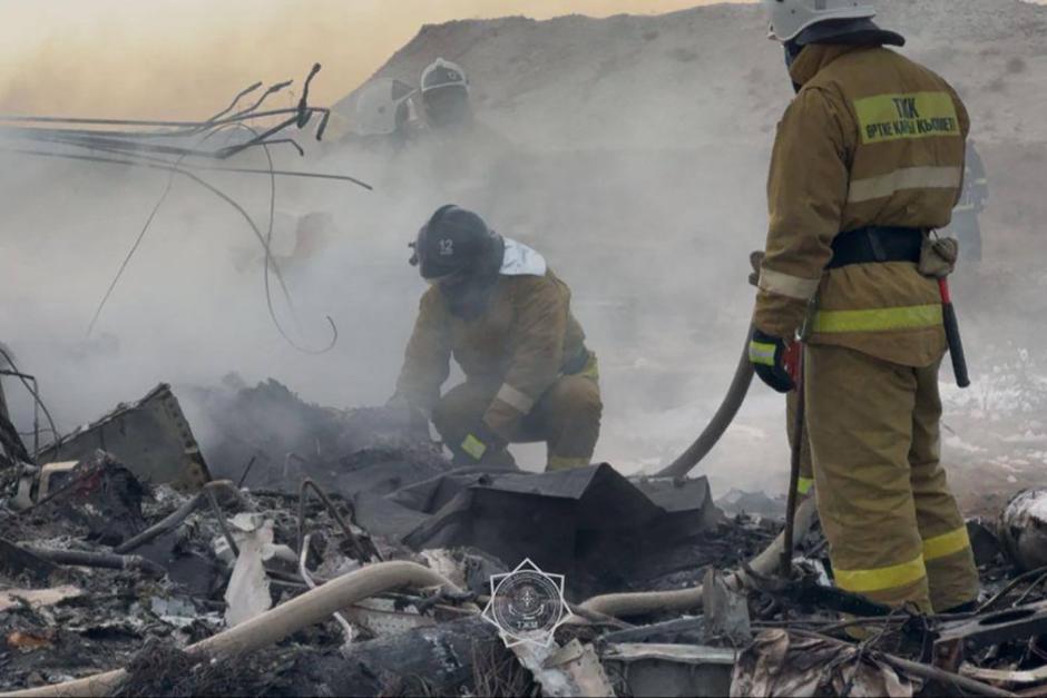 Se estima que 38 personas murieron tras el accidente de un avión de pasajeros de Azerbaijan Airlines cerca de la ciudad de Aktau, en el oeste de Kazajstán. (Foto: AFP/Soy502)