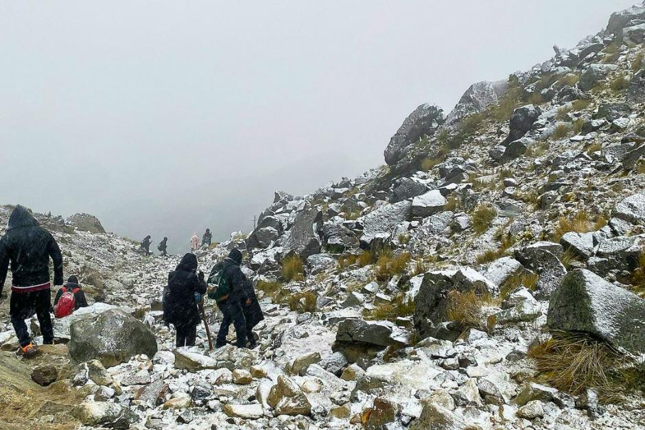 Los visitantes que subieron el Volcán de Tajumulco, durante este 25 de diciembre, vivieron una helada inolvidable y presenciaron escarcha en la cima. (Cortesía: Marilyn Vásquez) 