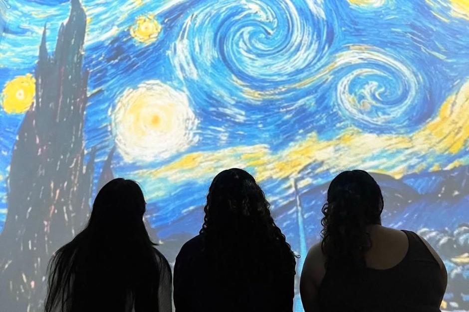 "La Inmersiva" ofrece una experiencia inspirada en Van Gogh que no debes perderte si eres fiel fan del artista.&nbsp;(Foto: @estudiosmomos/Instagram)