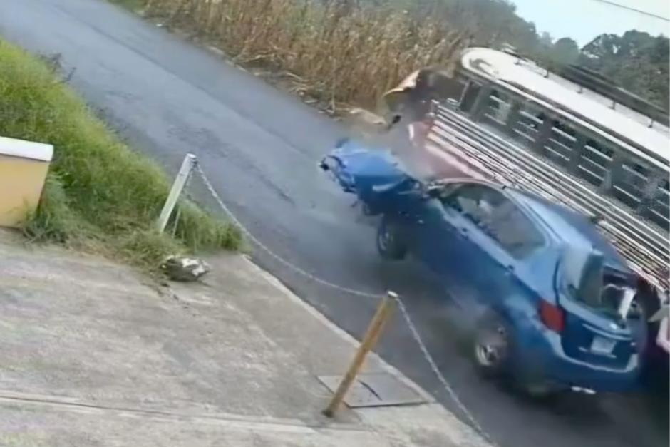 Un bus extraurbano y un carro particular protagonizaron un accidente. (Foto: Captura de pantalla)