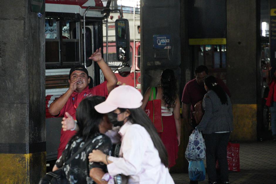 Un ayudante anuncia el destino de su unidad, en el Cenma. (Foto: Wilder López/Soy502)