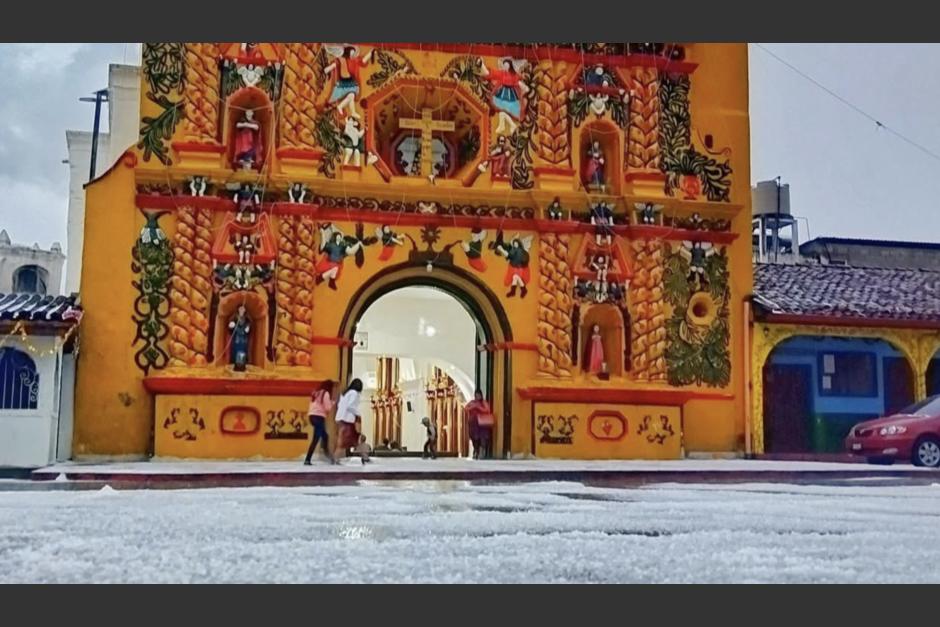 El ingreso a la iglesia de San Andrés Xecul, Totonicapán se ha vestido de blanco. (Foto: RR. SS.)