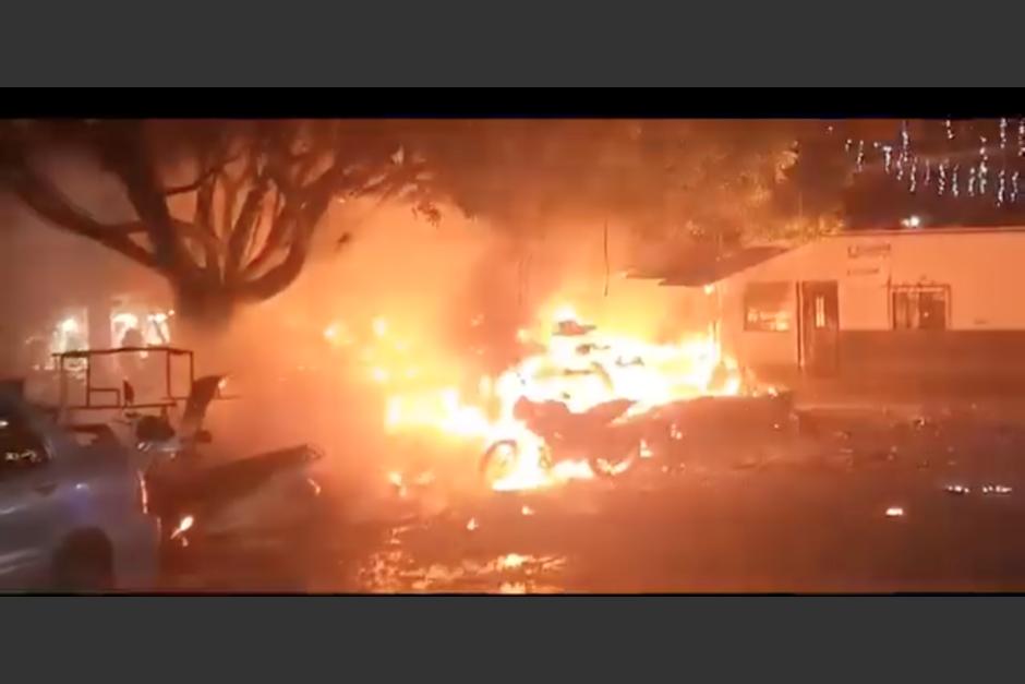 Explosión de juegos pirotécnicos en el parque de San Antonio Huista. Foto: (Noticias de Huehuetenango/Facebook)