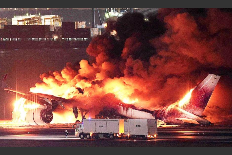 Un avión de Japan Airlines en llamas el 2 de enero de 2024. (Foto: AFP)