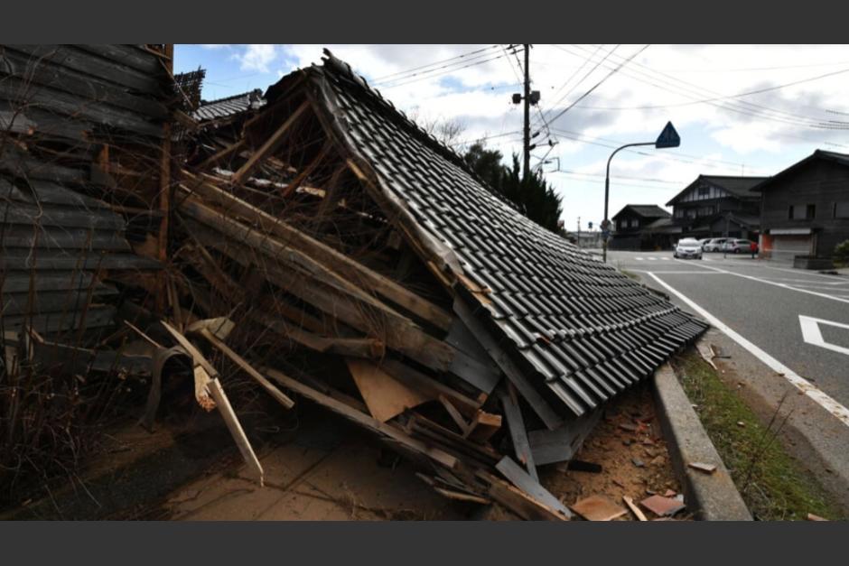 Una casa de madera derribada por el terremoto en Shika. (Foto: AFP)