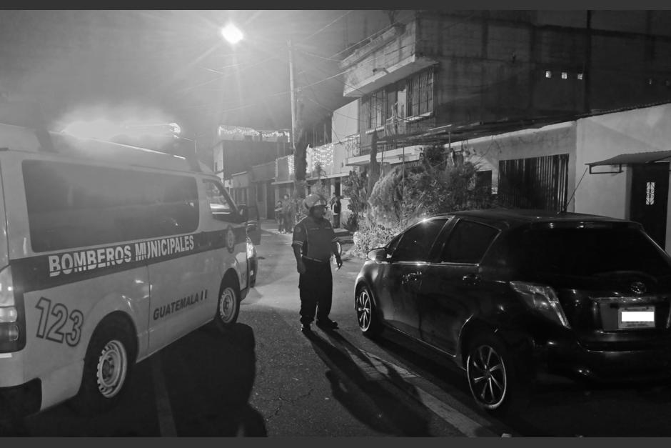 Un hombre fue localizado muerto dentro de un vehículo estacionado en La Reformita, zona 12, durante la noche del 1 de enero. (Foto: Bomberos Municipales)&nbsp;