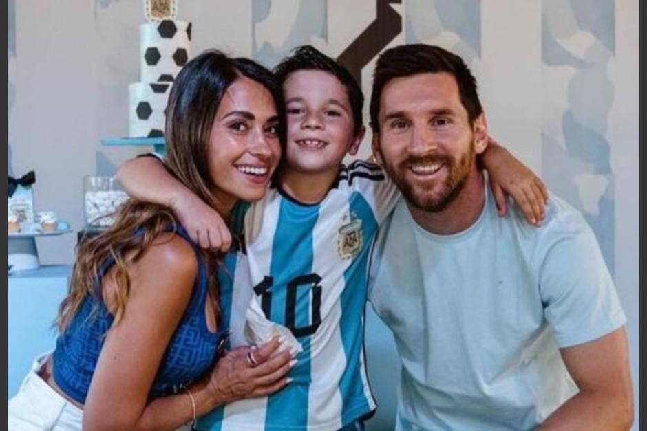 Lionel Messi junto a su esposa, Antonella, y su segundo hijo, Mateo. (Foto: NTN)