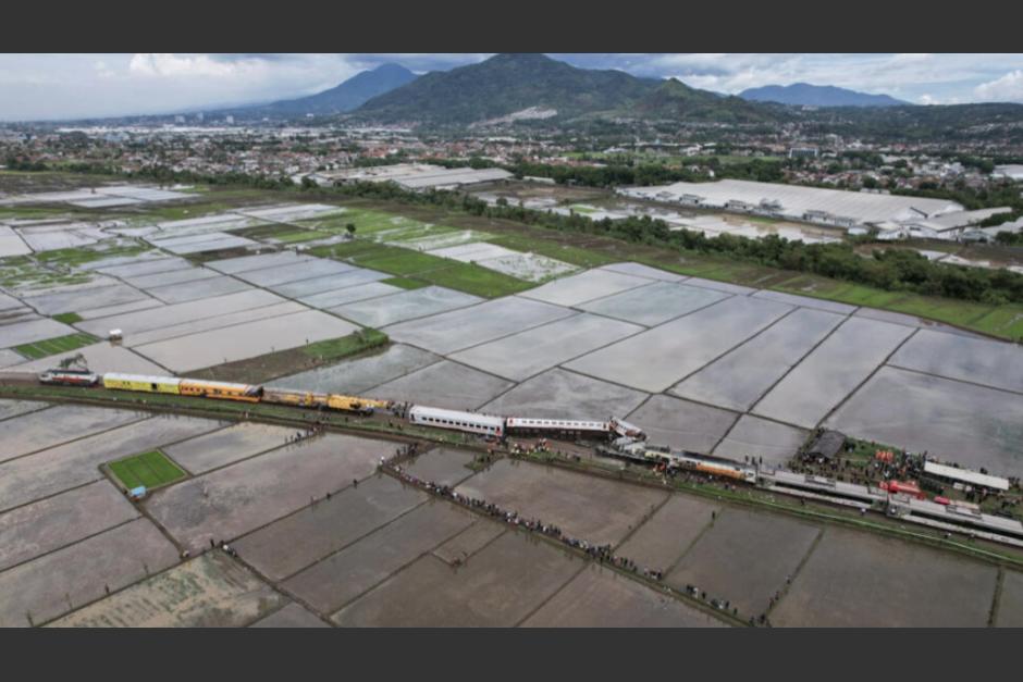 Dos trenes colisionaron en Cicalengka, en la provincia indonesia de Java Occidental. (Foto: AFP)