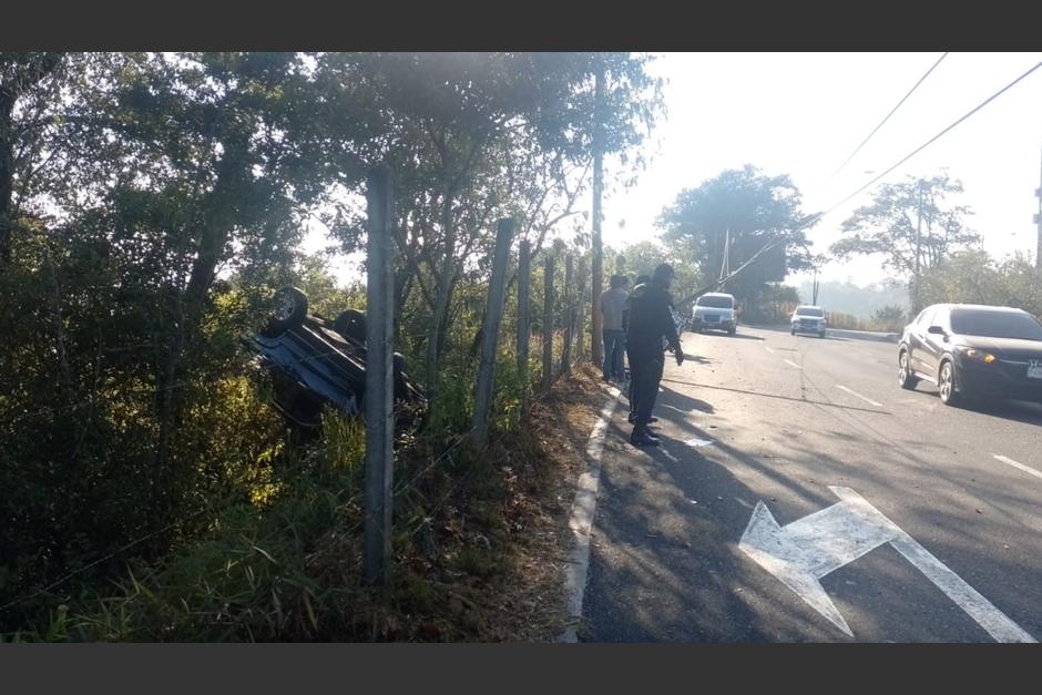 Un conductor perdió el control de su auto y terminó volcado en área verde en el bulevar El Naranjo, Mixco. (Foto: Tránsito Mixco)&nbsp;