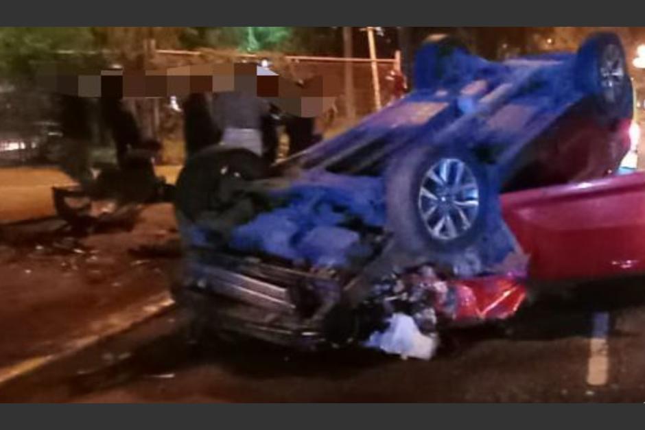 Conductor destrozó su auto tras accidentarse y volcar en el bulevar Vista Hermosa, zona 15, durante la noche del sábado 6 de enero. (Foto: cortesía/Amílcar Montejo)&nbsp;