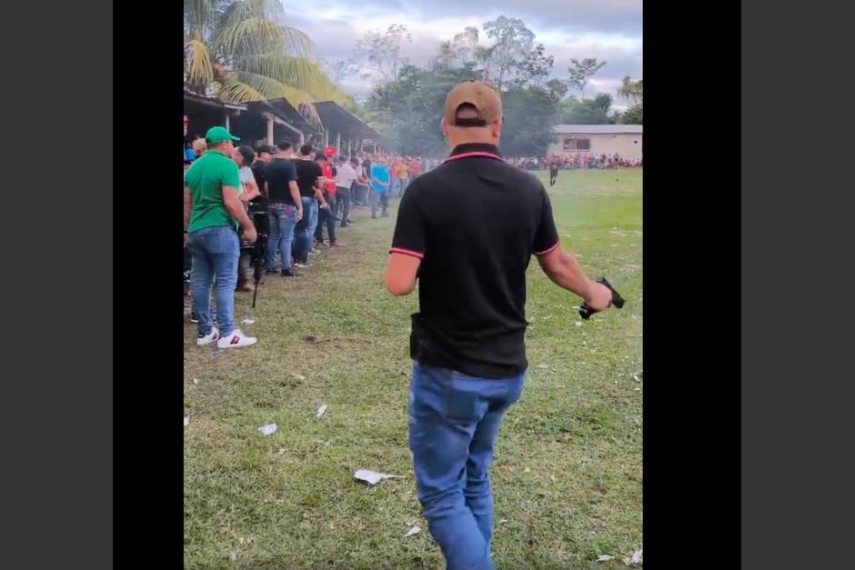 Un video de una celebración con disparos por un grupo armado de hombres se hizo viral en las redes sociales. (Foto: captura de pantalla)&nbsp;