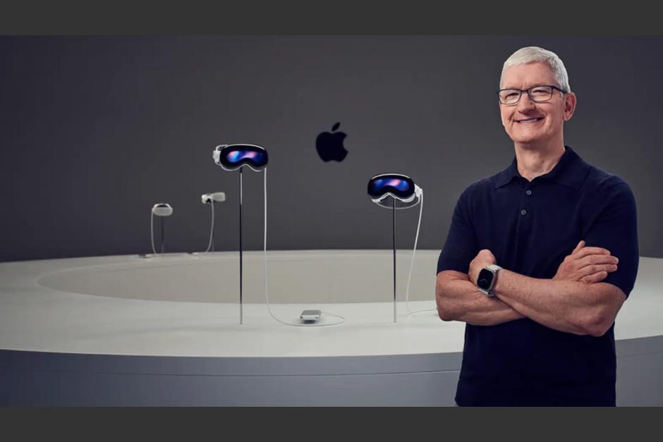 El presidente de Apple, Tim Cook, junto a las gafas de realidad mixta Vision Pro. (Foto:&nbsp;Apple)
