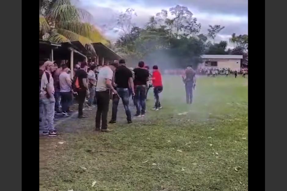 Un nuevo video del grupo de hombres disparando en partido de fútbol en Izabal salió a la luz. (Foto: captura de pantalla)&nbsp;