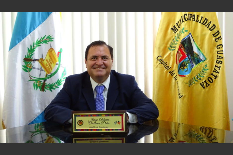 Alcalde de Guastatoya, Jorge Antonio Orellana, es captado dando regalos. (Foto: Municipalidad de Guastatoya)