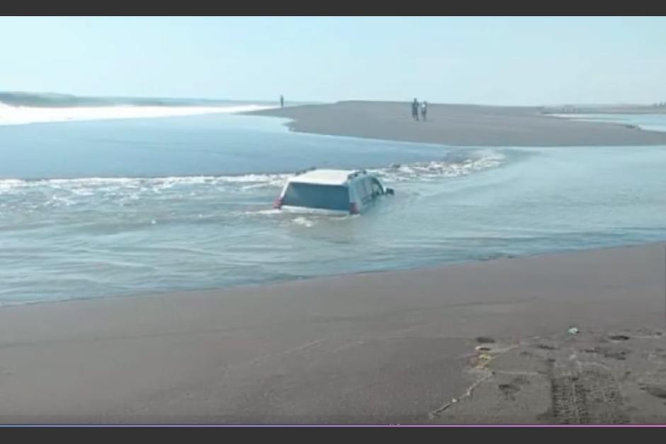 Una camioneta fue arrastrada por las olas del mar en una playa de Guatemala. (Foto: captura de pantalla)&nbsp;