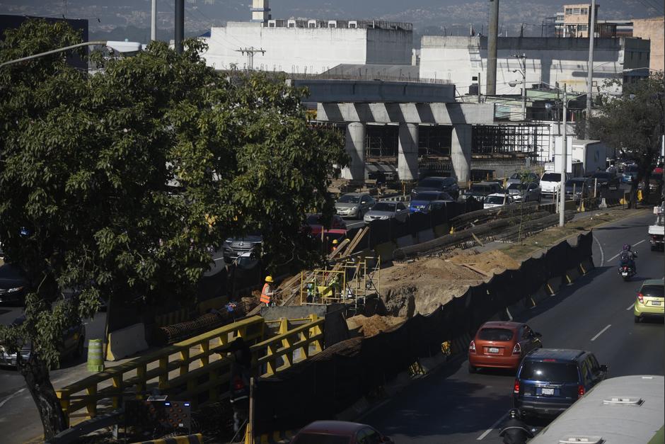 La construcción del paso a desnivel se realiza en la Calzada Roosevelt y 9 avenida, zona 11. (Foto: Wilder López/Soy502)