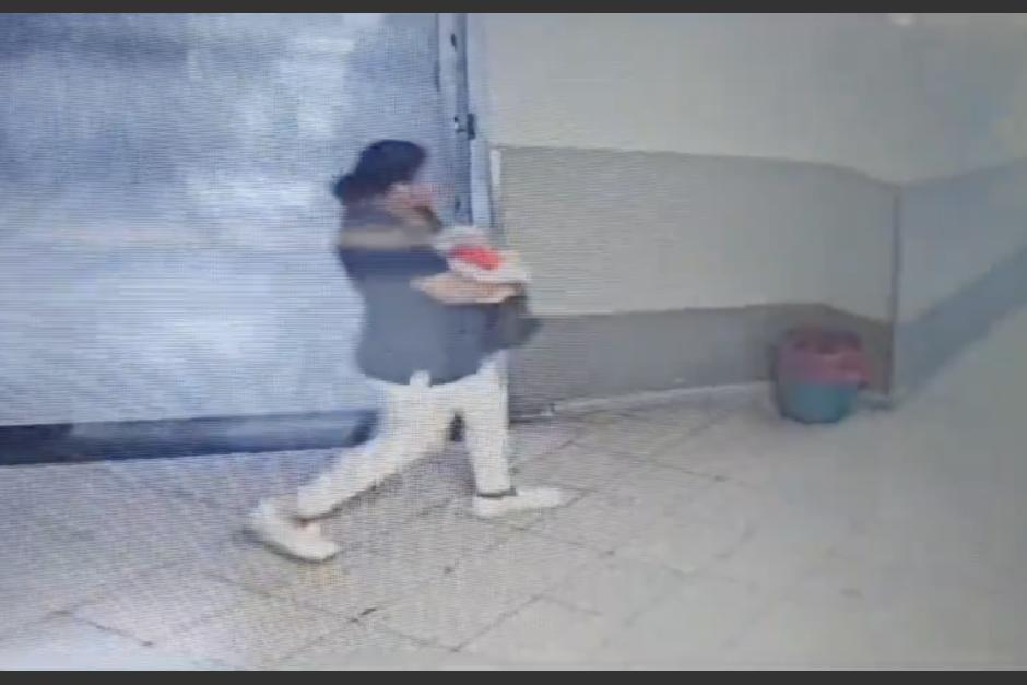 La mujer que fingió ser enfermera y se llevó un bebé dentro de una mochila, fue capturada. (Foto: captura de video)