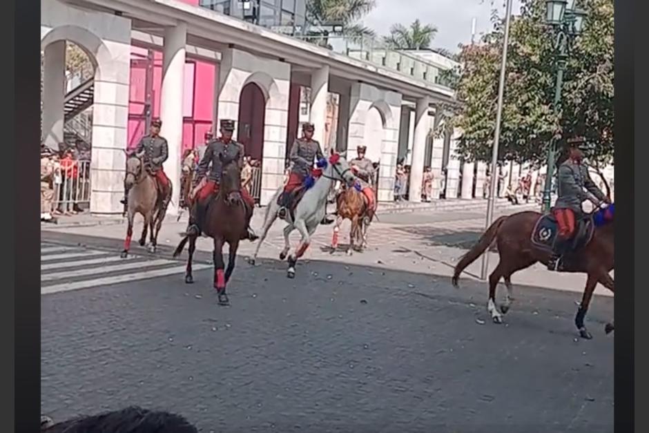 Cadete sufrió caída a caballo en desfile del Ejército de Guatemala, el cual se realizó el lunes 15 de enero. (Foto: captura de pantalla)&nbsp;