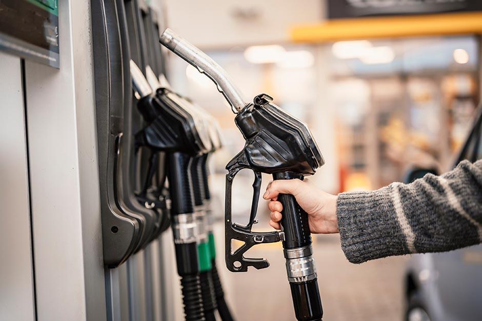 En la modalidad de servicio completo el precio de la gasolina redujo 19 centavos por galón. (Foto: Archivo/Soy502)